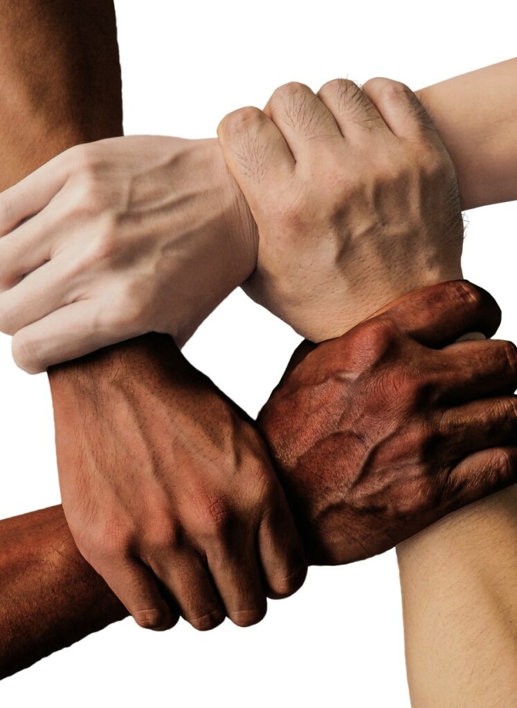 4 mains (4 couleurs de peau) se soutenant mutuellement